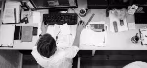 Jak prawidłowo siedzieć przy biurku? Lekki poradnik, który po prostu działa